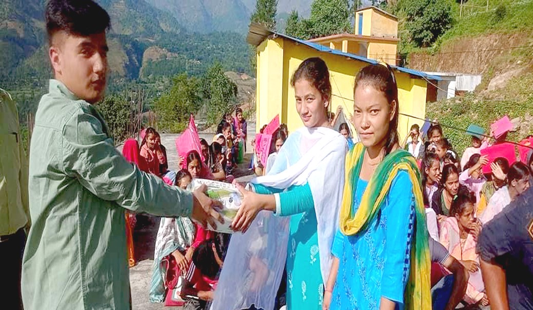 बैतडीको सेटिगाउँ बहुमुखी क्याम्पसका छात्राहरुलाई सेनेटरी प्याड वितरण